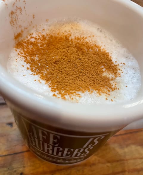 たまに飲みたくなるカプチーノ☕️
ここのカプチーノは上にシナモンパウダー多めで美味しかった♡

6月後半出勤予定です🐰
