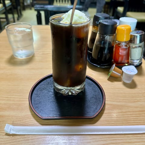 お昼、千束通りの甘味処山口家本店へ寄ってみたよ🚶‍♀️
白衣姿のおかあさんに優しく声を掛けられ、昭和の松竹映画の中に居る