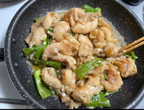 こんばんは！暑い！☀
先日のお夕飯は鶏肉とピーマンの照りチーズソテー🐓🫑
写真撮った後になんか見栄え的に足りないな〜と思