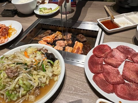 あんまりプライベートはつぶやかないけど、誕生日が近いのもあって家族で焼肉行ってきました♪✨
牛タン3皿も食べちゃったよ🥹