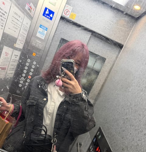 今日は珍しく19時-23時で出勤してます
🫶🏻💗 -

実はこの最近思いっきり髪の毛切ったの😵‍💫💗
似合ってるかな？🤔