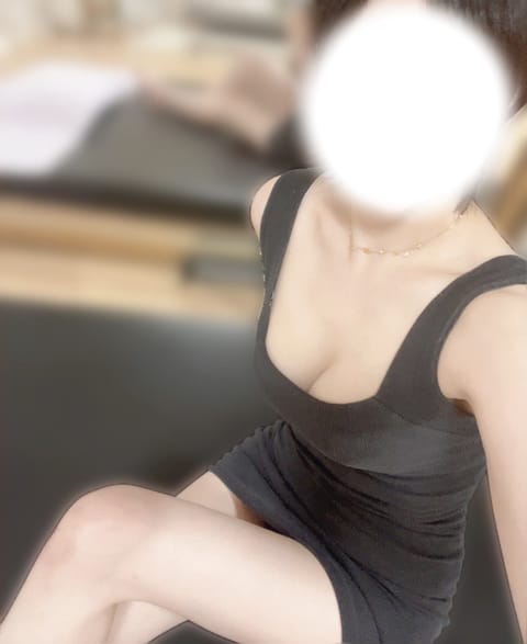 久しぶりに筋トレしたらお腹がビッキビキの筋肉痛になったしおり
富士店出勤です🥹

お兄さま達は昼間の雪見た！？❄️

積