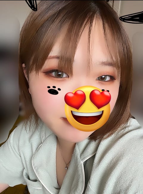 ましろ21時から出勤します☁️✡︎⋆
今日も暑すぎますね🥵
ましろは暑さによわよわでもうとけています🫠そういえば髪を切っ