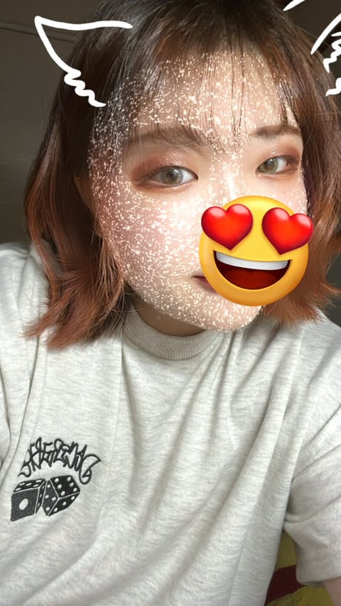 21時から出勤してます☁️ ✡︎⋆꙳ 
久しぶりにカラコンつけたらよく見ると右と左で違う色のつけてしまいました😅
カラコ