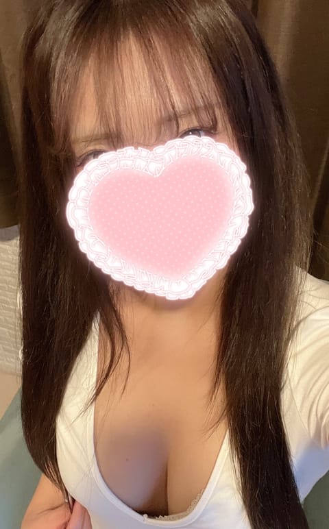 こんにちは、れいなです🪽

本日も26時まで出勤しています🎶
会いにきてくれたらとっても嬉しいです🥹💕
お外寒いのでお部