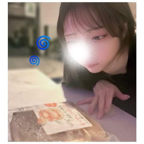 近くのローソンで間食用に買った
パンケーキ..🥞
食べようと思ったらフォークも何もなく..
ローソンってあまり行かないけ