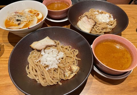 こんばんは
先日、退勤後に久保ちゃんと星野ちゃんと一緒にラーメンを食べに行きました。
私はつけ麺をいただいたのですが、海