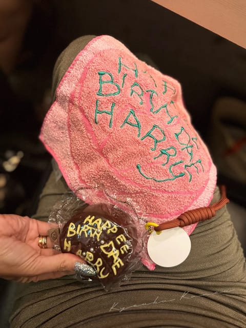 ワタクシがハリーポッター好きだからとヲタだからと

どこかに行くとさりげなくお土産をくれる方たち♥️

左の方は中2の勢