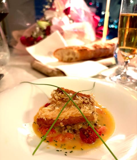 フレンチだったですけどお腹いっぱい😊
ロシアのおともだちのバースデーをお祝いしました🎂👩

バケットが大きくてびっくり😂