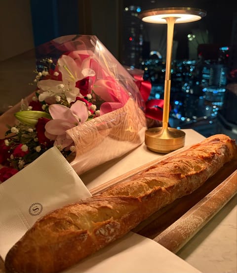 フレンチだったですけどお腹いっぱい😊
ロシアのおともだちのバースデーをお祝いしました🎂👩

バケットが大きくてびっくり😂