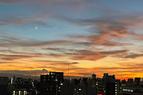 お久しぶりです🥰

最近大忙しでなかなか出勤できず…😢

今日はあいにくの雨ですがこの間すっごく綺麗な夕焼けとお月様を見