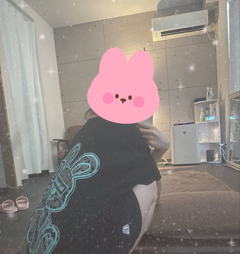 明日10:00から空いております♡
お時間合う方ご予約頂けましたらとっても嬉しいです✨

アホ毛が気になりすぎて隠しまし
