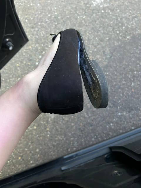 家でて近所のコンビニ寄ったときに
靴壊れてること気付いたよね

なんてこったー