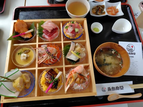 海の宝石箱や〜💎
丼いっぱいに広がる色とりどりの海鮮🦐🦑
とろけるマグロ脂ののったサーモンコリコリのイカ🥰
どのネタも鮮