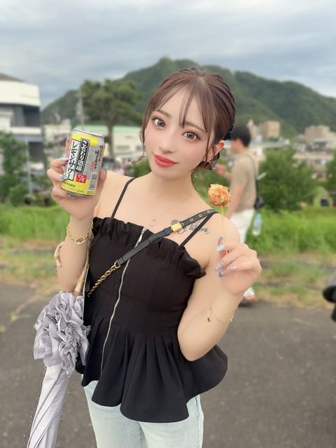 外で飲むお酒は美味しく感じる🍻
花火綺麗だったなーん、風で前髪オワリ。