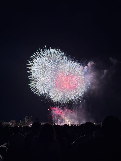 外で飲むお酒は美味しく感じる🍻
花火綺麗だったなーん、風で前髪オワリ。