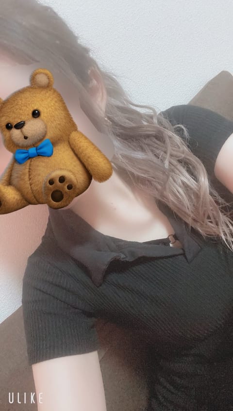 こんばんは！😊
出勤したらものすごい雨😭😭😭
雷もすごいのでもし近くにいらっしゃるお兄様居たら雨宿りしつつモミモミされに