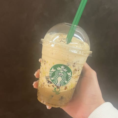 頑張ったから糖分摂取(*´꒳`*)
店舗ごとに味違いでフラペチーノ出てて全部飲みたい🥹🥹

これはコーヒーゼリーのやつ🖤