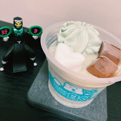 ちょっぴり贅沢な白くまパフェ🐻‍❄️💕
チョコミント味です🌿

どうして(冷凍なのに)
トッピングのマシュマロはふわふわ