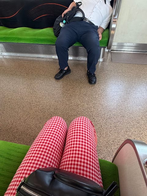 この前に座ってる人なに笑
ずっと太ももを横に揺らしてる(貧乏ゆすりじゃない)かと思えばこの体勢、