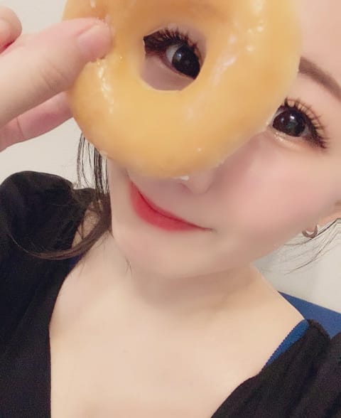 おはようございます🌸
昨日頂いたドーナツをルームに置いてきてしまって、
同じルームにしてもらえたので爆食いしてます☺️♡
