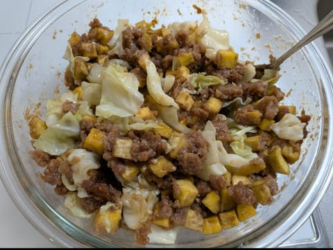 こんにちはー！
この間は珍しい中華料理に挑戦✨️
さつまいもとひき肉の道明寺蒸しです🍠
コンロを使わずレンジだけで火を通