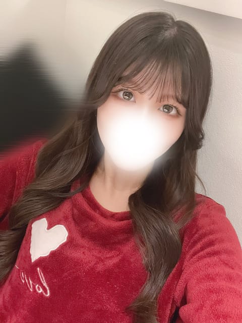 普段写真撮らなさすぎて

昔撮った写真とかもあげたりしてたんだけど

この写真は最新だよっ🥺

前髪重めの時代とかもあっ