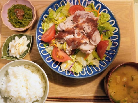 今夜はいただいた梅びしおで、おうち梅まつり開催しました🍚✨
梅冷しゃぶサラダ、梅めかぶ、長芋の梅あえ🌿 梅づくしのしあわ