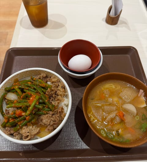 すき家で食べました！
にんにくの芽けっこう好きです♪
ちょっと前に出た、豚汁ラーメン🍜
豚汁に少しラーメンのコクがあって