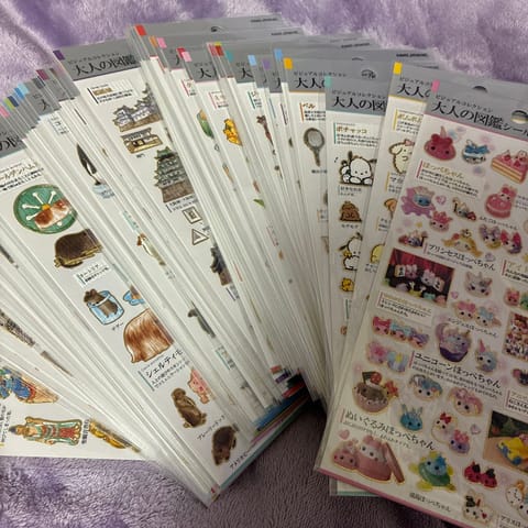 ボンボンも集めてるけど、ポケモンは産まれる前の1998年のから最新の216弾までコンプしてるよ( * . .)"かなりガ