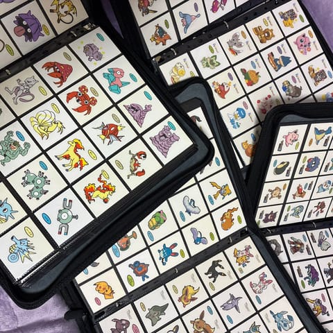 ボンボンも集めてるけど、ポケモンは産まれる前の1998年のから最新の216弾までコンプしてるよ( * . .)"かなりガ