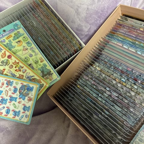 ボンボンも集めてるけど、ポケモンは産まれる前の1998年のから最新の216弾までコンプしてるよ( * . .)"かなりガ