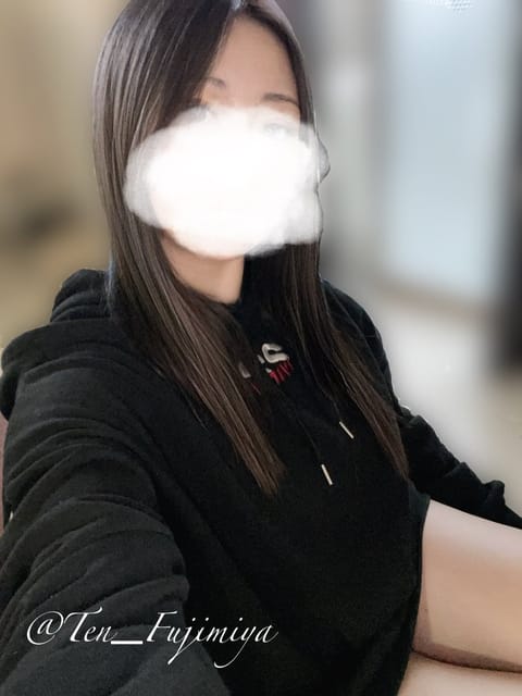 こんにちは🌤️

先日、髪色変えました💈💫
髪色変えると気分も変わりますね😌

爆速で色が抜けていくんですけどね…😂泣
