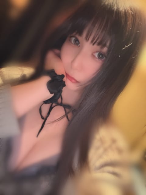 3/28(土)12:00-20:00

本日もロングでおります⭐️

昨日、美容院行ったら
想像より短めに切られてしまっ