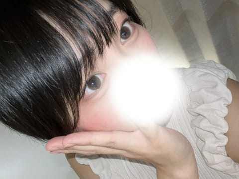 おはようございます😊今日も暑いね🫠💦
今日は10:00〜16:00まで！
お部屋でお待ちしております☺️