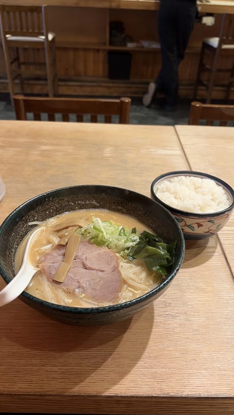 味噌とか濃い系の味にはお米が必須♡

最後雑炊にして食べるのが幸せなんです😋

わかめ入ってるの珍しかったな🤔