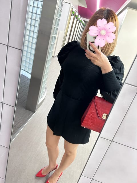 お休み満喫させてもらってます🌸
あいにく雨ですが、お買い物三昧🛍.｡o

今週は❣️
   24(木)、25(金)、26
