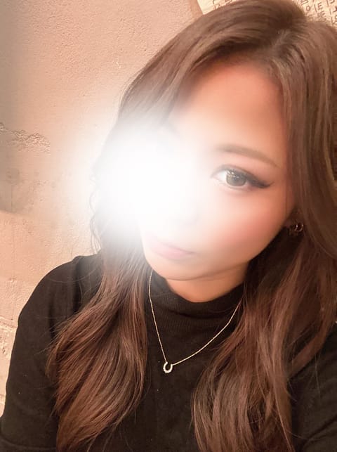 髪色暗くしました〜😆
今日19:00~お部屋います♡♡
ニューヘアー見に来てください🥺🤍