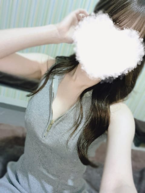 こんばんは🌙
もう8月中旬だなんて信じられません🥲
みなさまどんな夏を過ごされてますか？？
わたしは最近は旅行したり実家