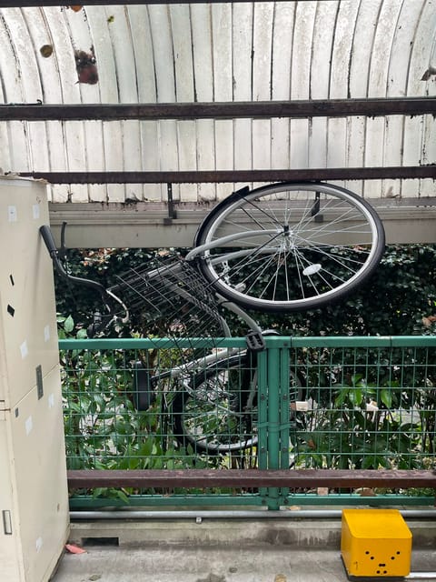 最寄駅の有料(¥100/24h)駐輪場
ゲート前の植木に🚲が刺さってた😅

おそらくゲート前のスペースに駐輪してた(10