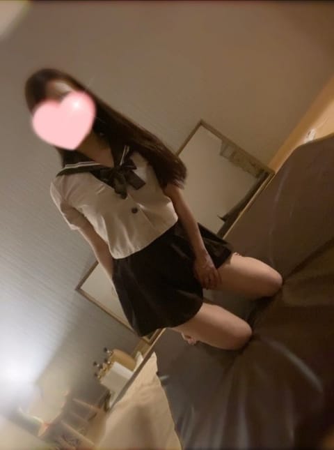 こんばんは♪
明日17日　新松戸13:00-17:00
出勤します😊寒くなってきたので一緒にぬくぬくしましょ〜♡