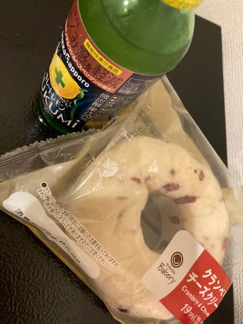 おはようございます☀️
今日もファミマで大好きセットを買って出勤中〜💕

22時までいます🙋‍♀️
