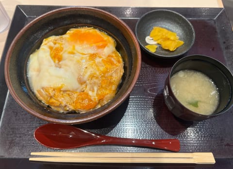 靖国神社にお参りして遊就館で色々な戦争資料を見て特攻の母トメさんの玉子丼いただきました。

去年もお参りして資料館見て回