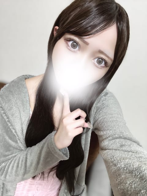 いつもと雰囲気違うららちゃん、どうかな〜〜〜？🖤

朝の5時までお誘いまってるね( ᴖ⩊ᴖ )💕💕