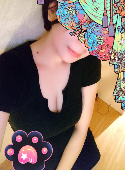 夕方はまだまだ肌寒いですね。
ハンドオイルで温まっていませんか？
秋葉原のお部屋でお待ちしてます❤