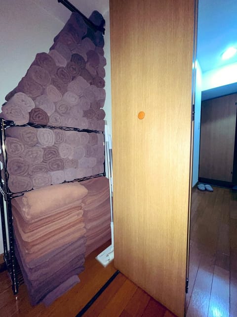 前代未聞の量、ルームに到着したらクリーニングから仕上がったタオル達が4袋もあり！
(通常は1袋か2袋)
全部巻いた〜っ💪