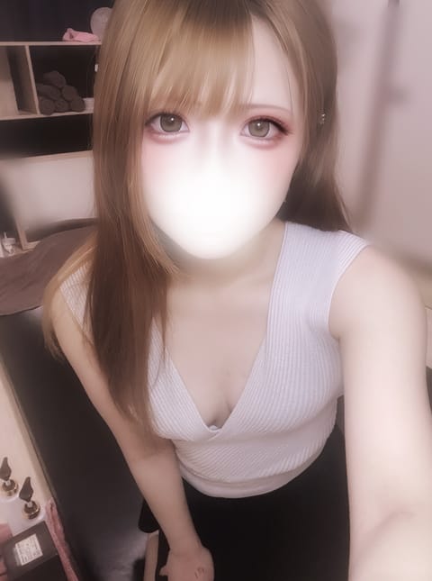 出勤しました🫶 
本日19:00〜3:00までいます！

🈵19:00〜20:30
🈳20:45〜3:00

事前予約あ