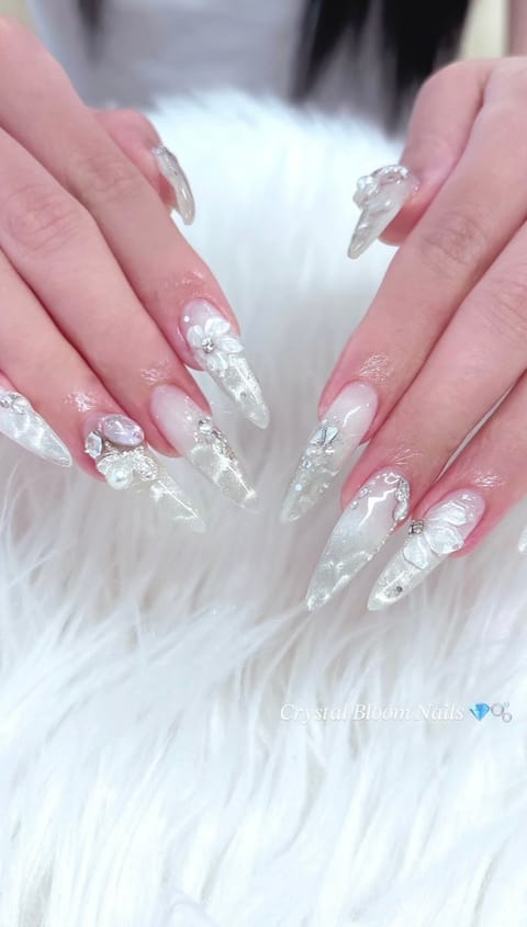 🆕💅

今回は涼しげに🫧🤍

ホワイト×シルバーに、お花とキラキラをたっぷり乗せてもらった💫

透明感ある感じが可愛い~