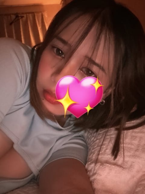 お部屋にいます♪

本日は翌日5時まで出勤してます！
何時からでもご案内可能です！

お時間が合う方ぜひぜひ！
楽しみに