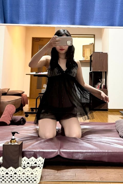 出勤してます🙌🏻
いつもなら今日の施術着をのせるけど、今日の部屋の衣装がかわいすぎて😍
私の撮影技術がなさすぎて全体では